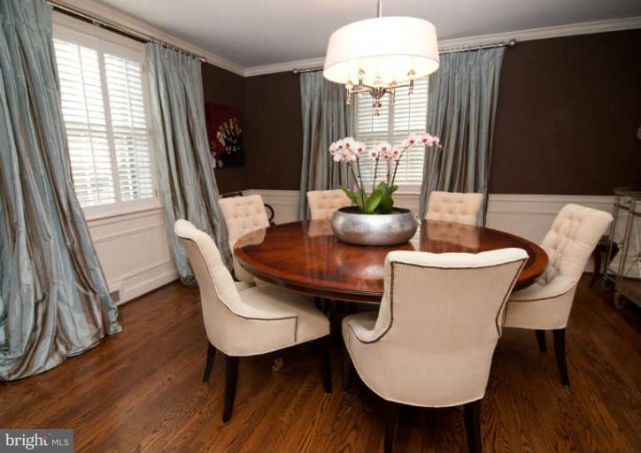 105 Goodale Road Baltimore, MD 21212 - Photo 4 of 27 a view of a dining room with furniture wooden floor and chandelier