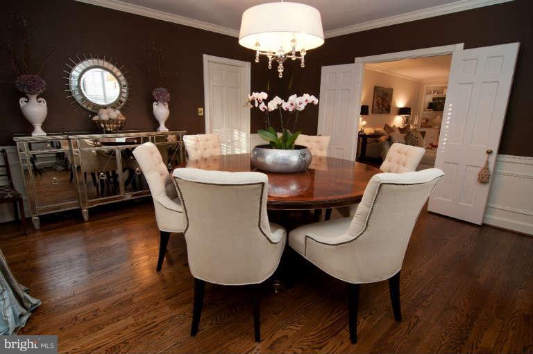 105 Goodale Road Baltimore, MD 21212 - Photo 5 of 27 a dining room with wooden floor a glass table and chairs