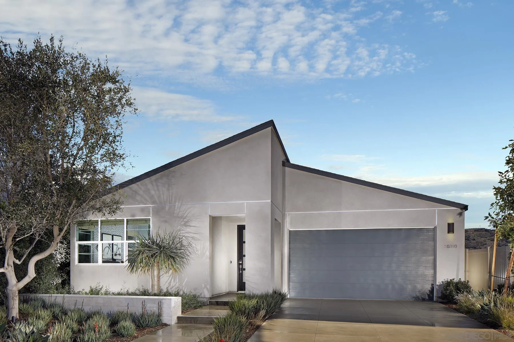 35310 Ponderosa Place Fallbrook, CA 92028 - Photo 1 of 7 a front view of a house with a yard
