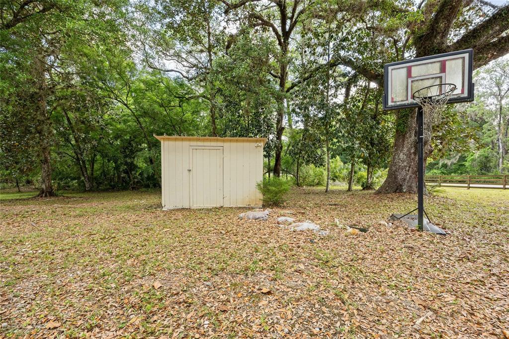 2780 County Road 575 Bushnell, FL 33513 - Photo 46 of 57 a backyard of a house with lots of green space