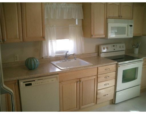 39 Cedarbrook Road Pawtucket, RI 02861 - Photo 4 of 12 Kitchen.