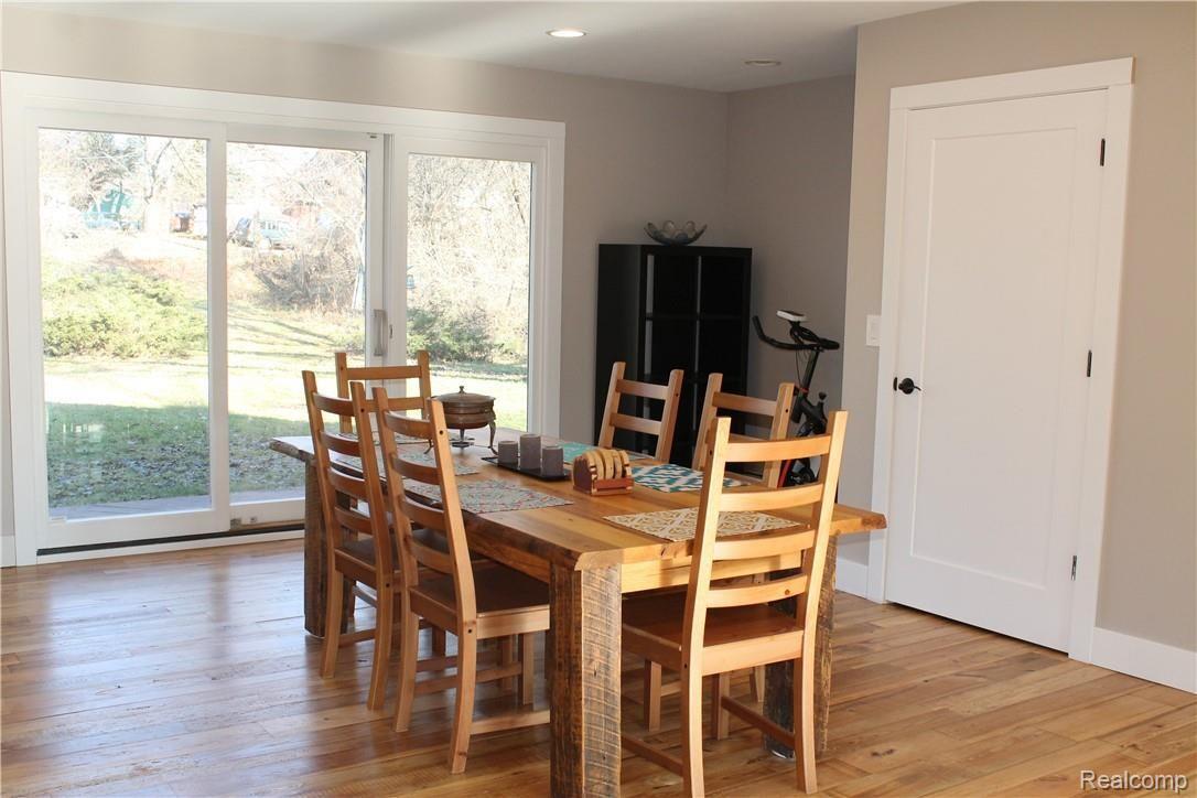 29204 Utley Road Farmington, MI 48334 - Photo 29 of 52 Lots of natural light