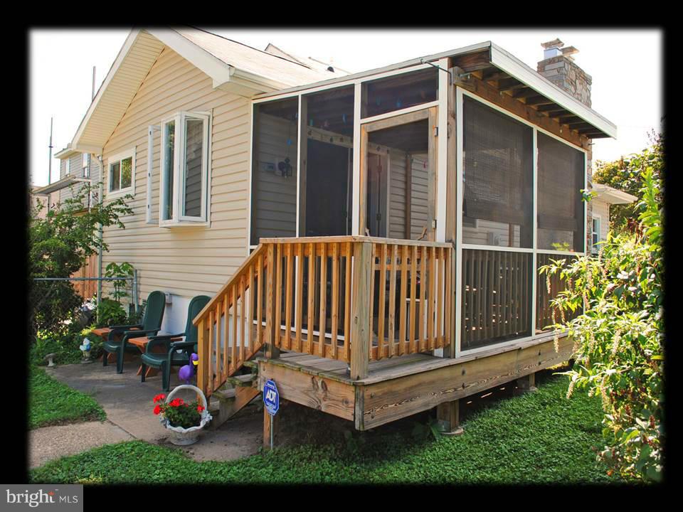 210 North Branch Road Baltimore, MD 21222 - Photo 10 of 30 SCREENED IN PORCH OFF KITCHEN