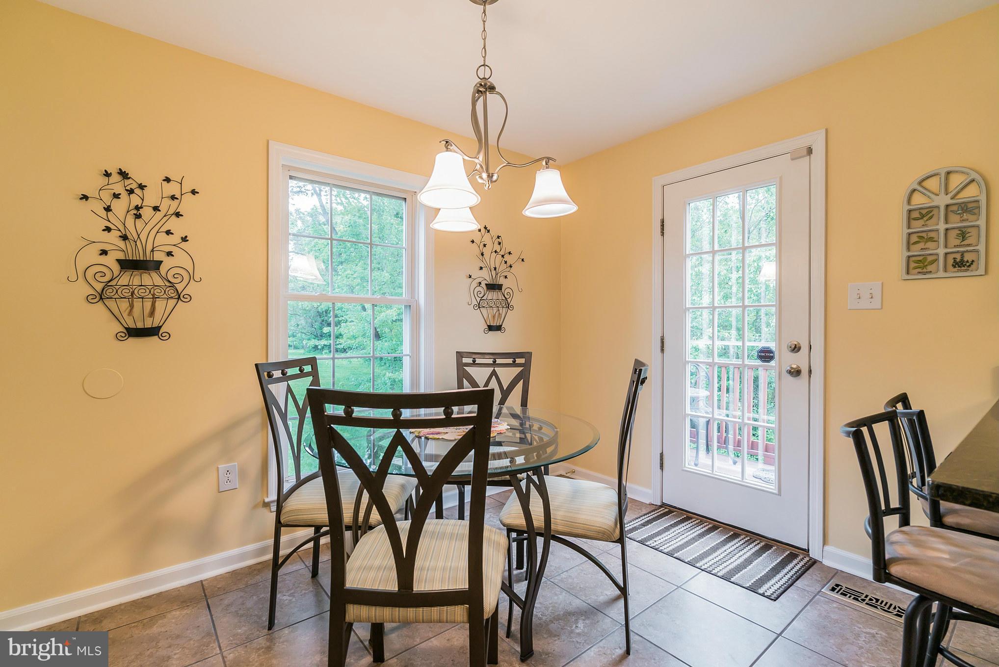 12888 Sagle Road Purcellville, VA 20132 - Photo 11 of 30 Light and bright breakfast area.