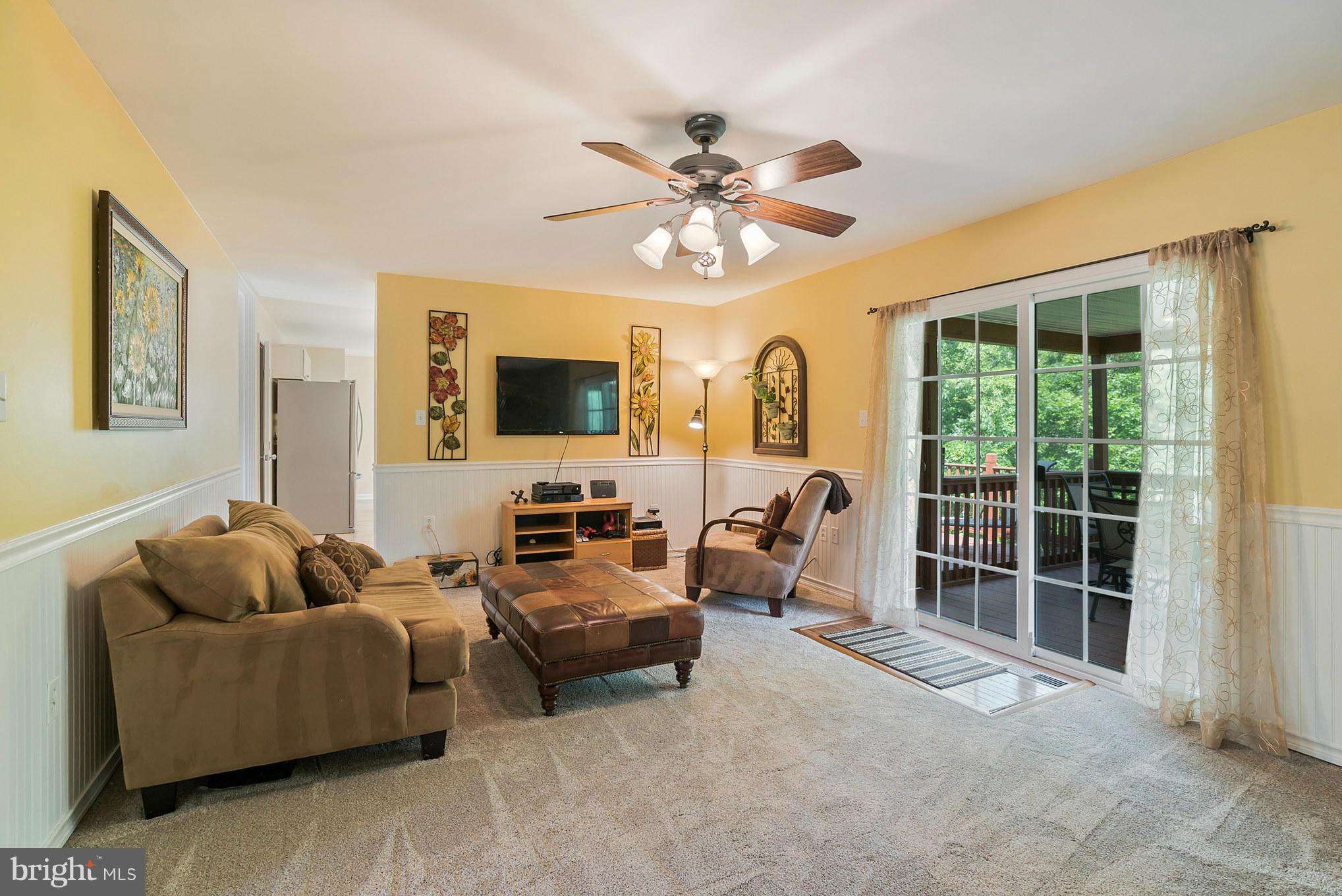 12888 Sagle Road Purcellville, VA 20132 - Photo 5 of 30 Cheery family room opens to rear screened porch!