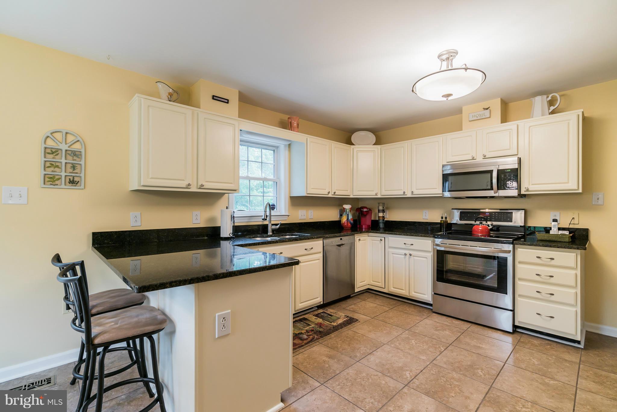 12888 Sagle Road Purcellville, VA 20132 - Photo 8 of 30 New granite! Tons of space!
