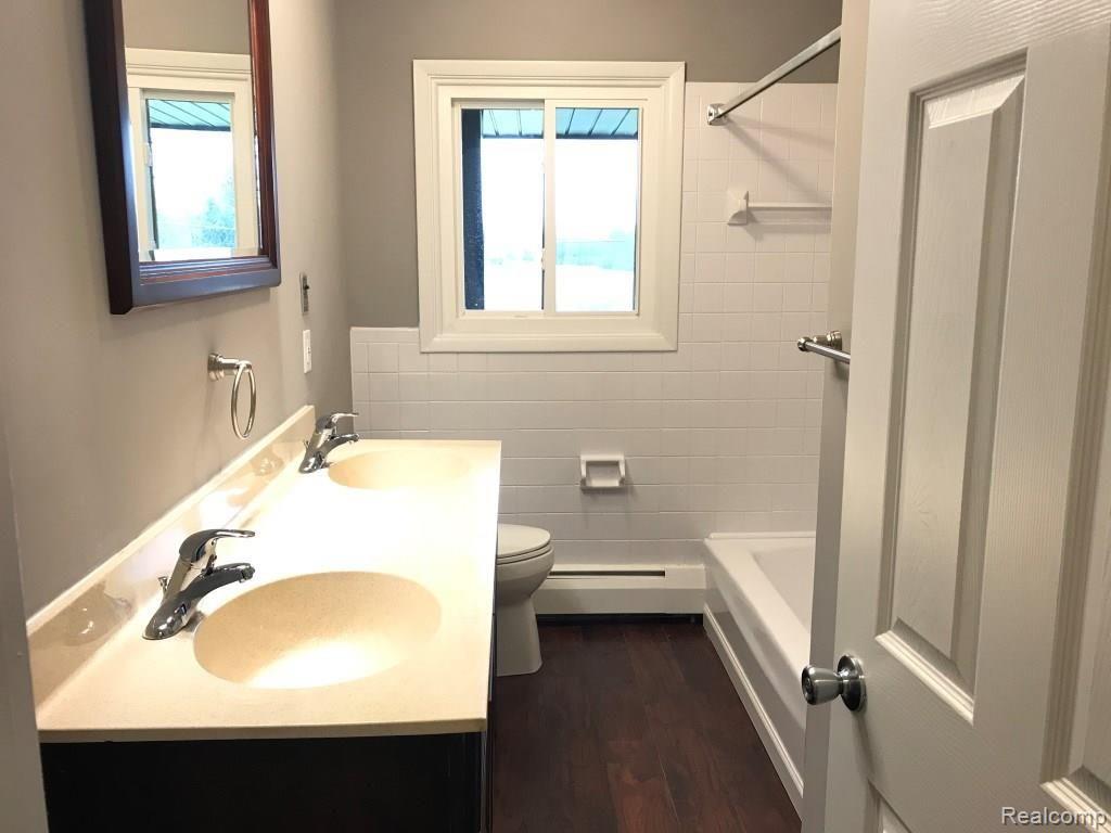 4595 Pleasant Valley Road Brighton, MI 48114 - Photo 9 of 32 Upper level full bathroom with 2 sinks
