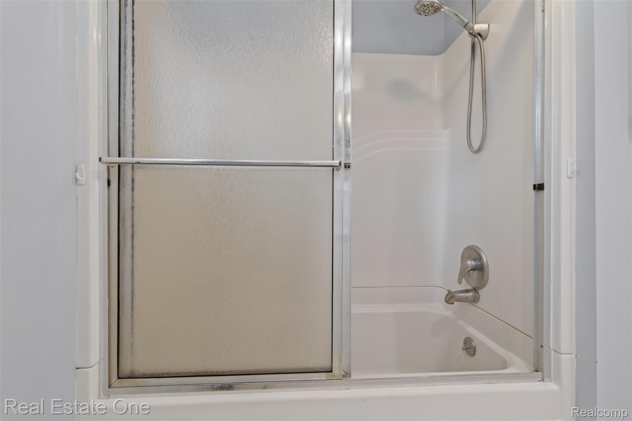 10379 Hegel Road Goodrich, MI 48438 - Photo 33 of 70 34) Upstairs Bathroom.jpg