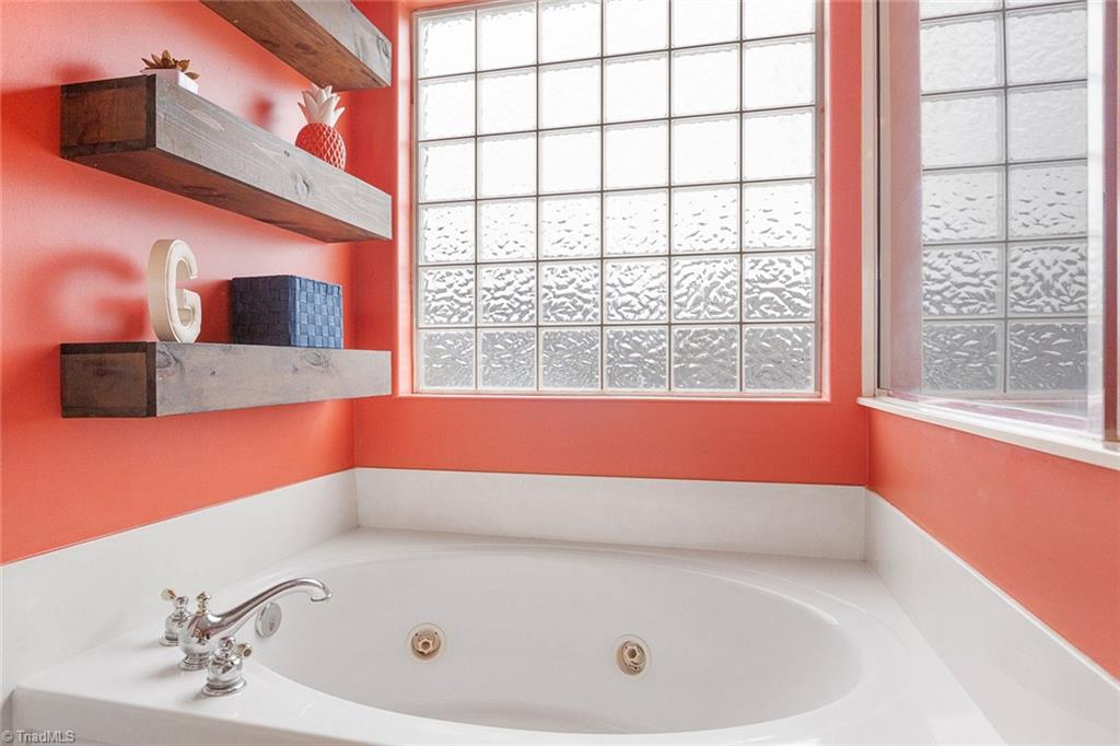 516 Beech Ridge Road Thomasville, NC 27360 - Photo 16 of 30 Relax in this jetted soaking tub.