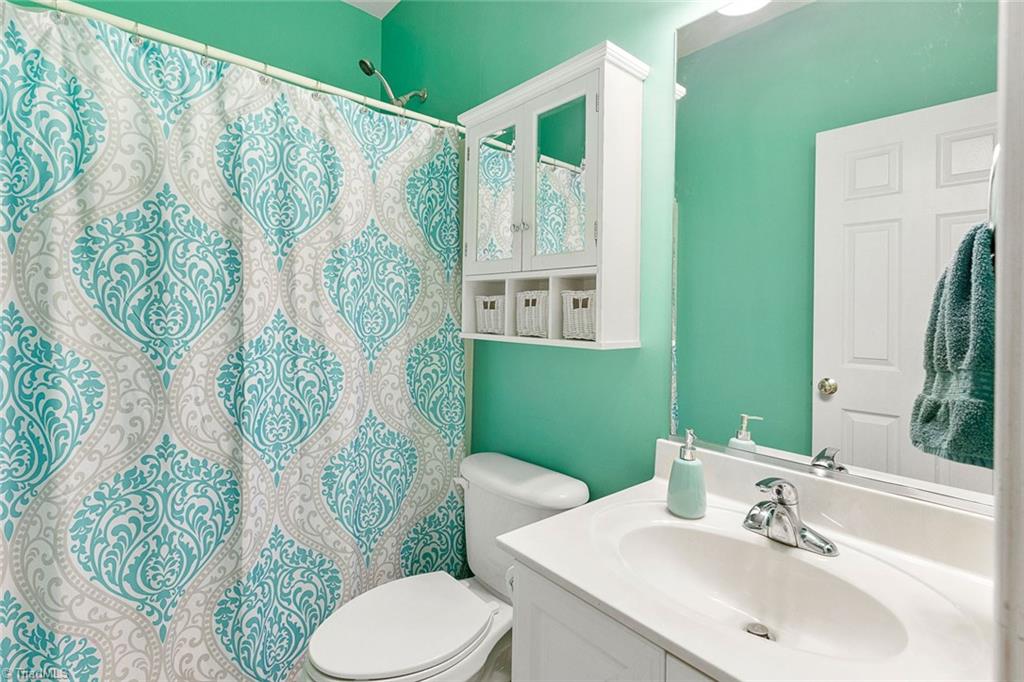 516 Beech Ridge Road Thomasville, NC 27360 - Photo 19 of 30 Guest bathroom