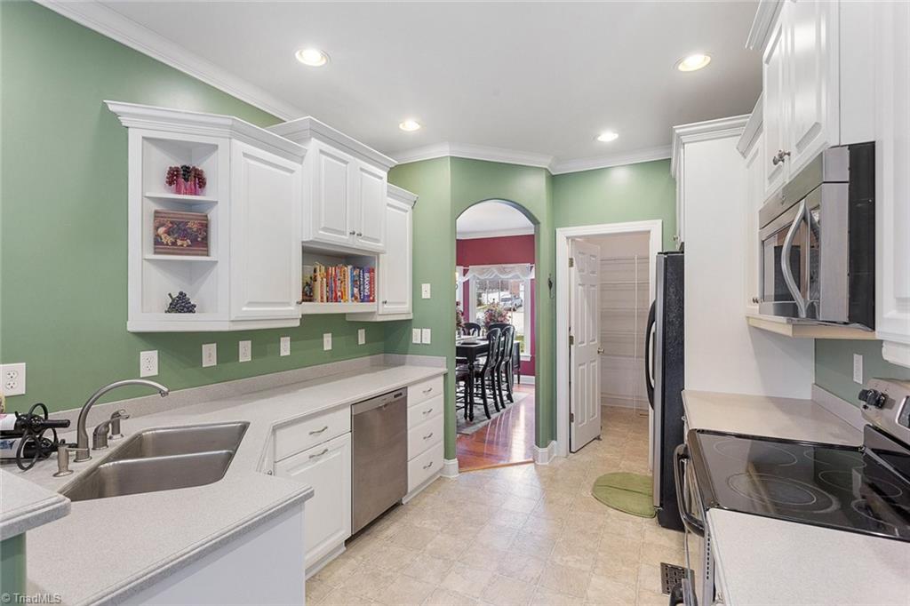 516 Beech Ridge Road Thomasville, NC 27360 - Photo 6 of 30 A wonderful kitchen area with a large walk in pantry.