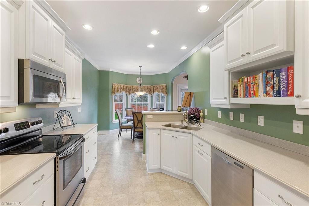 516 Beech Ridge Road Thomasville, NC 27360 - Photo 7 of 30 Stainless steel appliances