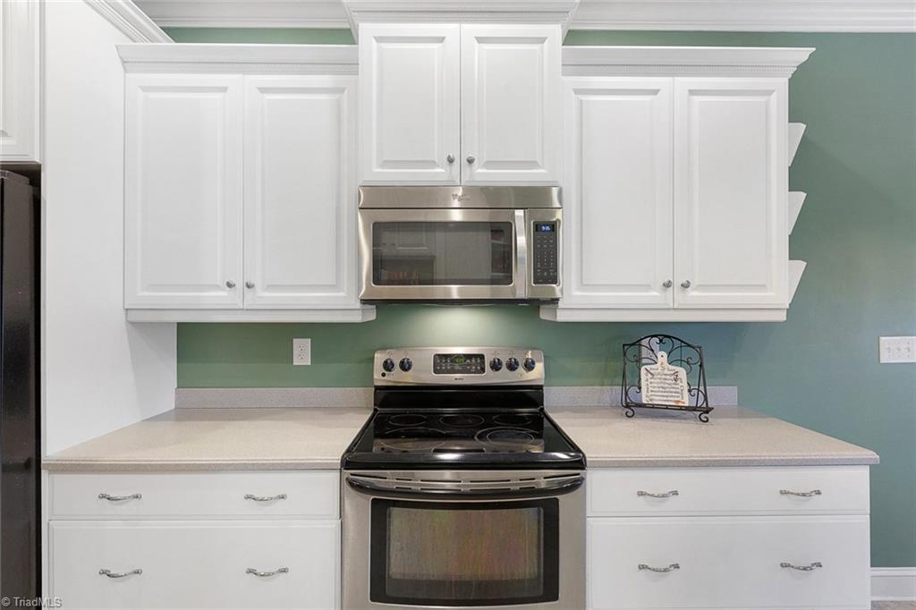 516 Beech Ridge Road Thomasville, NC 27360 - Photo 9 of 30 A modern kitchen