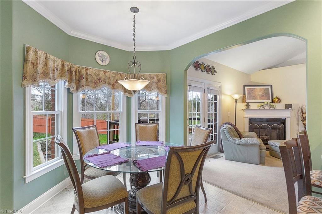 516 Beech Ridge Road Thomasville, NC 27360 - Photo 10 of 30 Sunny breakfast area with a bay window detail