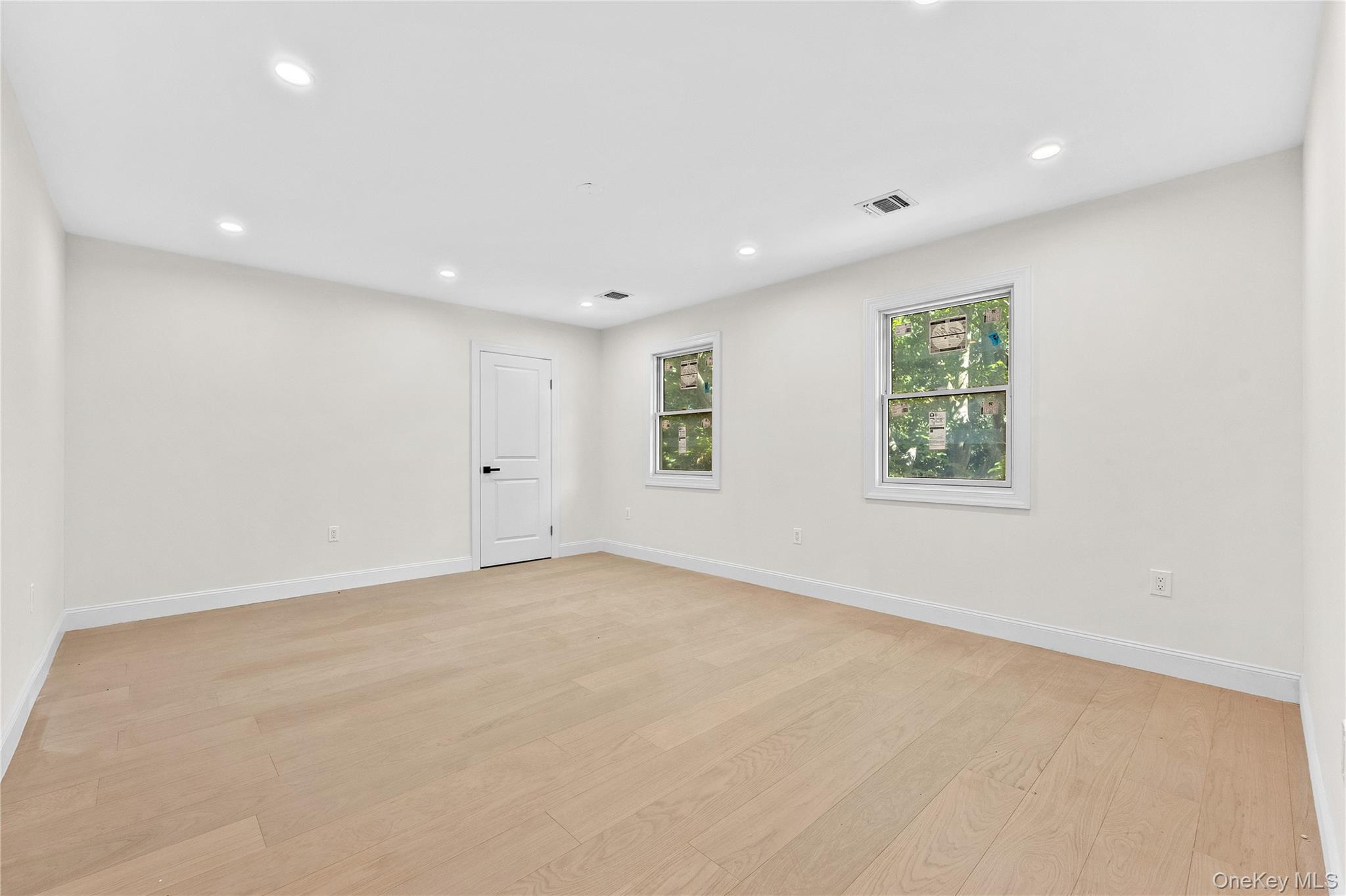 2 Circle Drive Syosset, NY 11791 - Photo 17 of 43