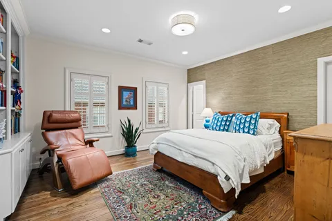 a group of cars parked in front of a building