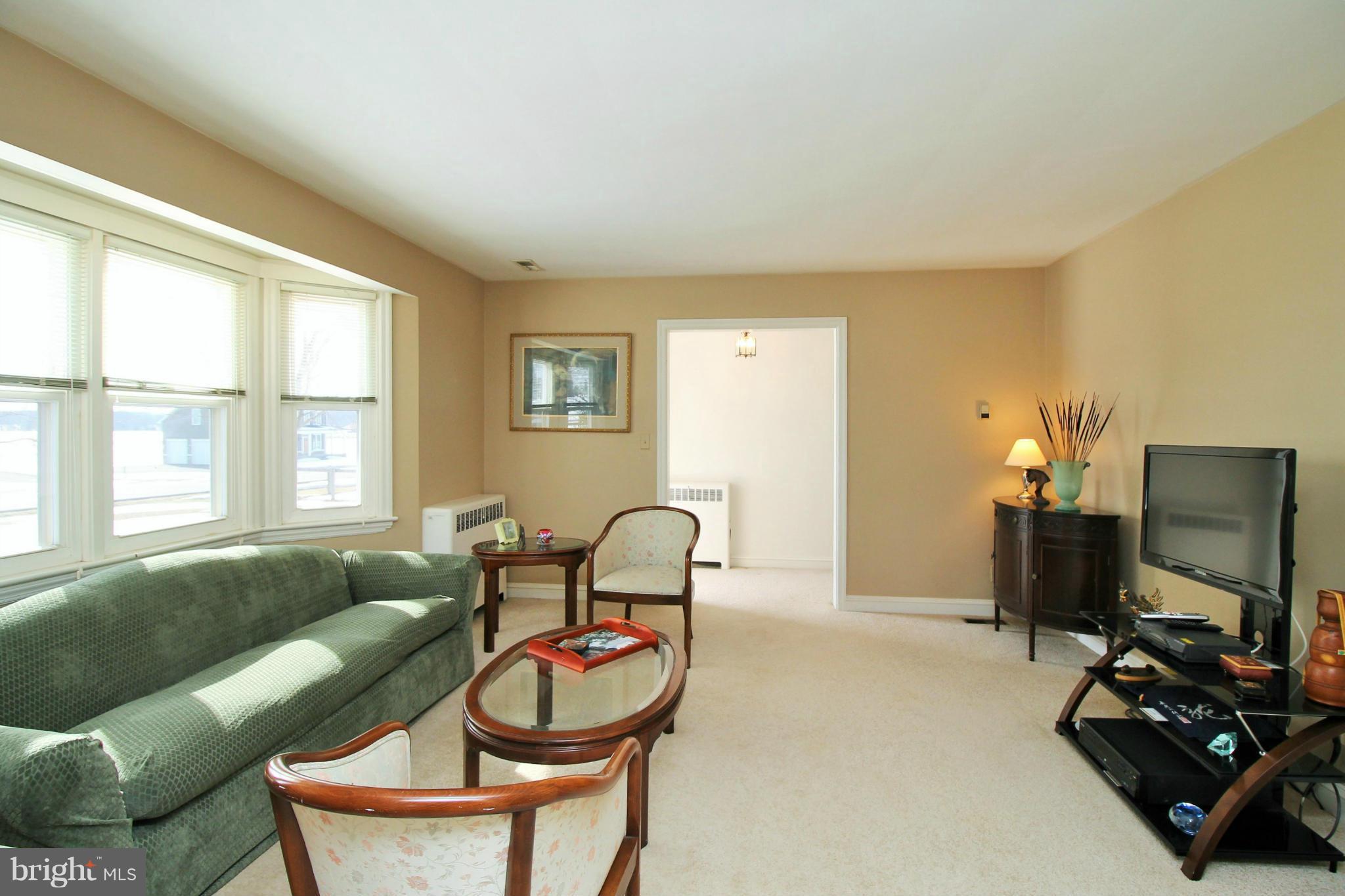 17270 Hardy Road Mount Airy, MD 21771 - Photo 4 of 27 Living Room