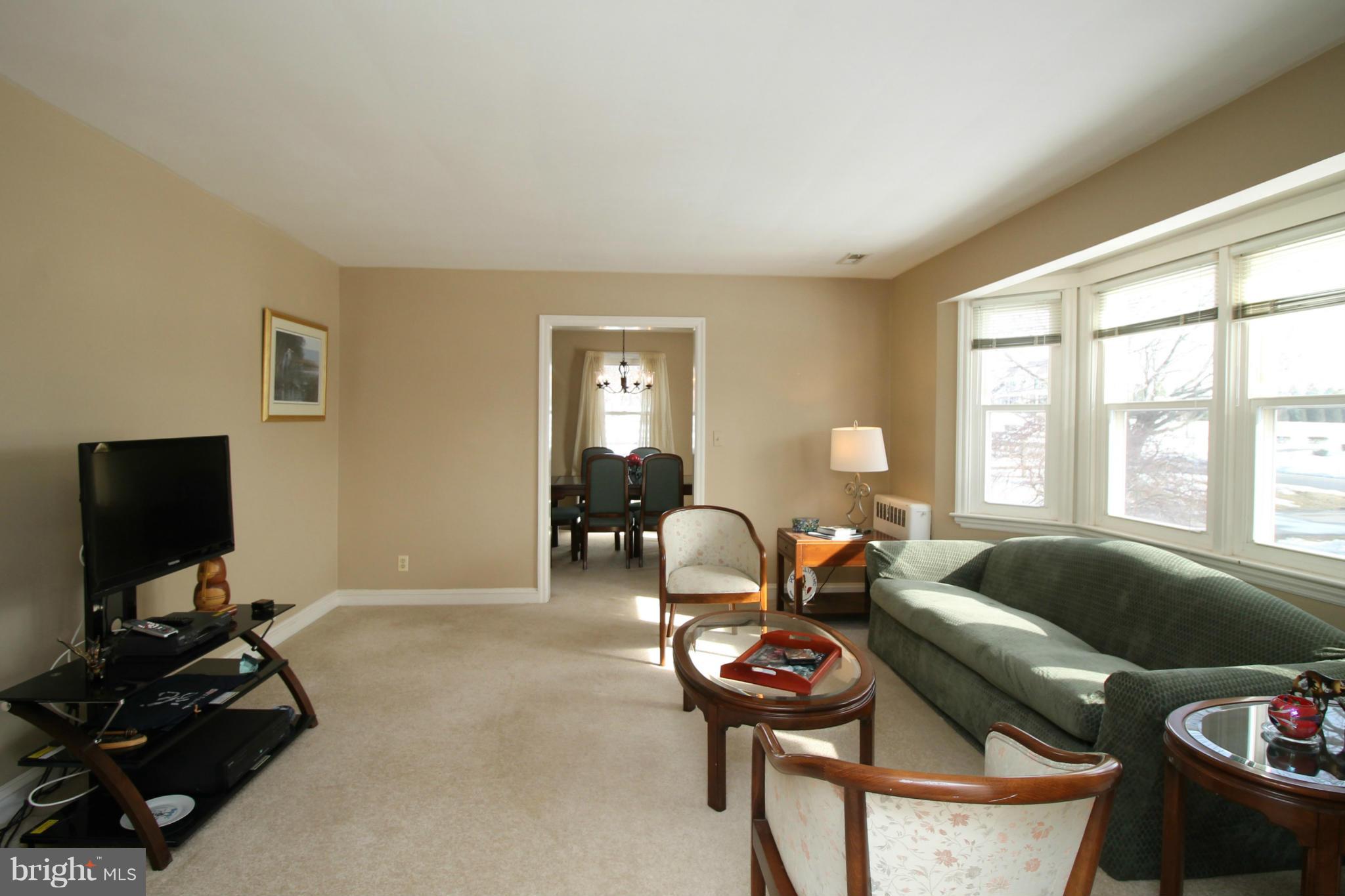 17270 Hardy Road Mount Airy, MD 21771 - Photo 5 of 27 Living Room
