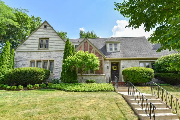 $525,000 | 8525 Ravenswood Circle, Wauwatosa, WI 53226
