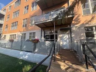 $420,000 | 630 Emerson Road, Unit 104, Creve Coeur, MO 63141