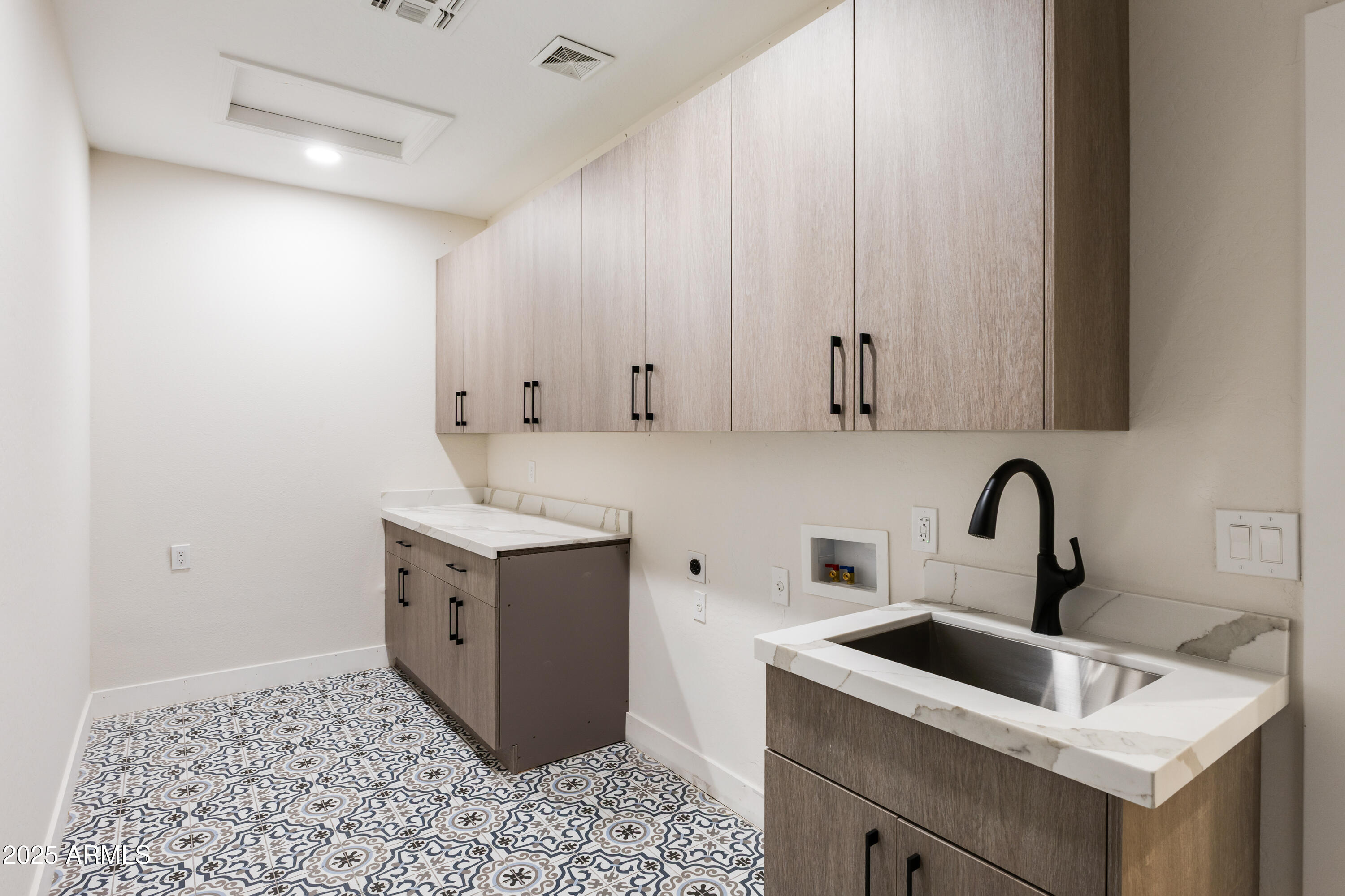 27589 North 61st Place Scottsdale, AZ 85266 - Photo 54 of 89 a view of kitchen with sink washer and dryer