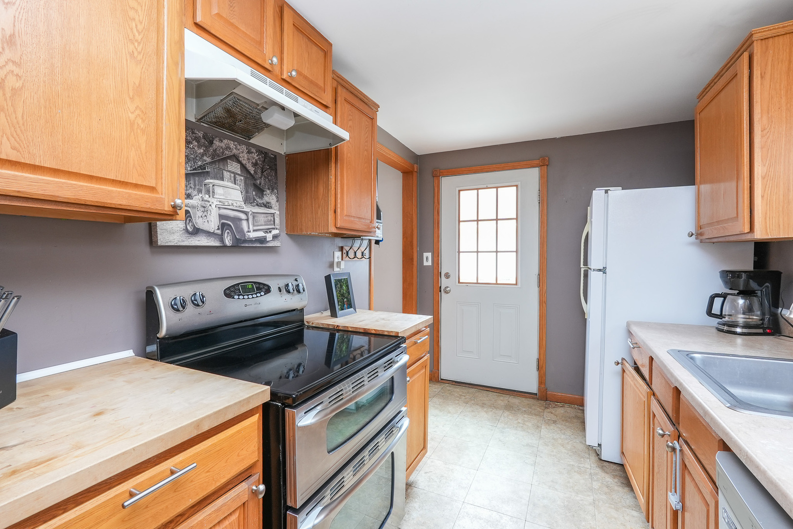 2821 Shadow Road Momence, IL 60954 - Photo 19 of 50 a kitchen with a stove and a refrigerator