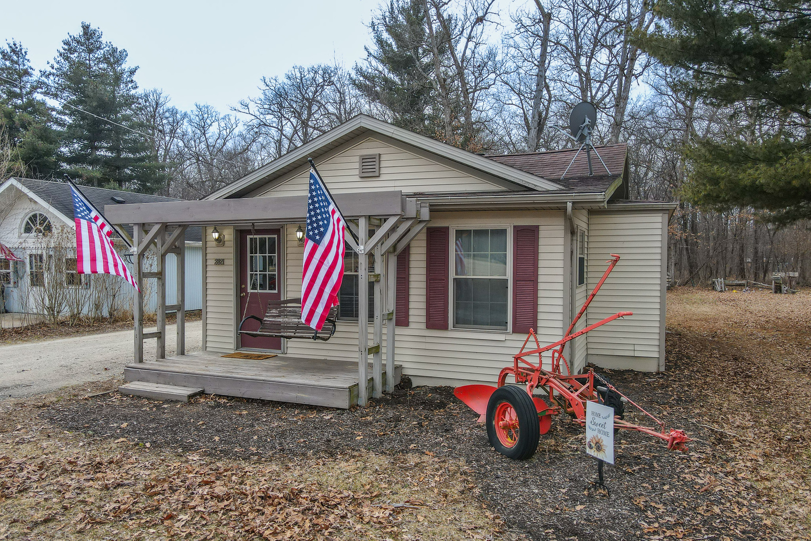 2821 Shadow Road Momence, IL 60954 - Photo 3 of 50 a front view of a house with garden