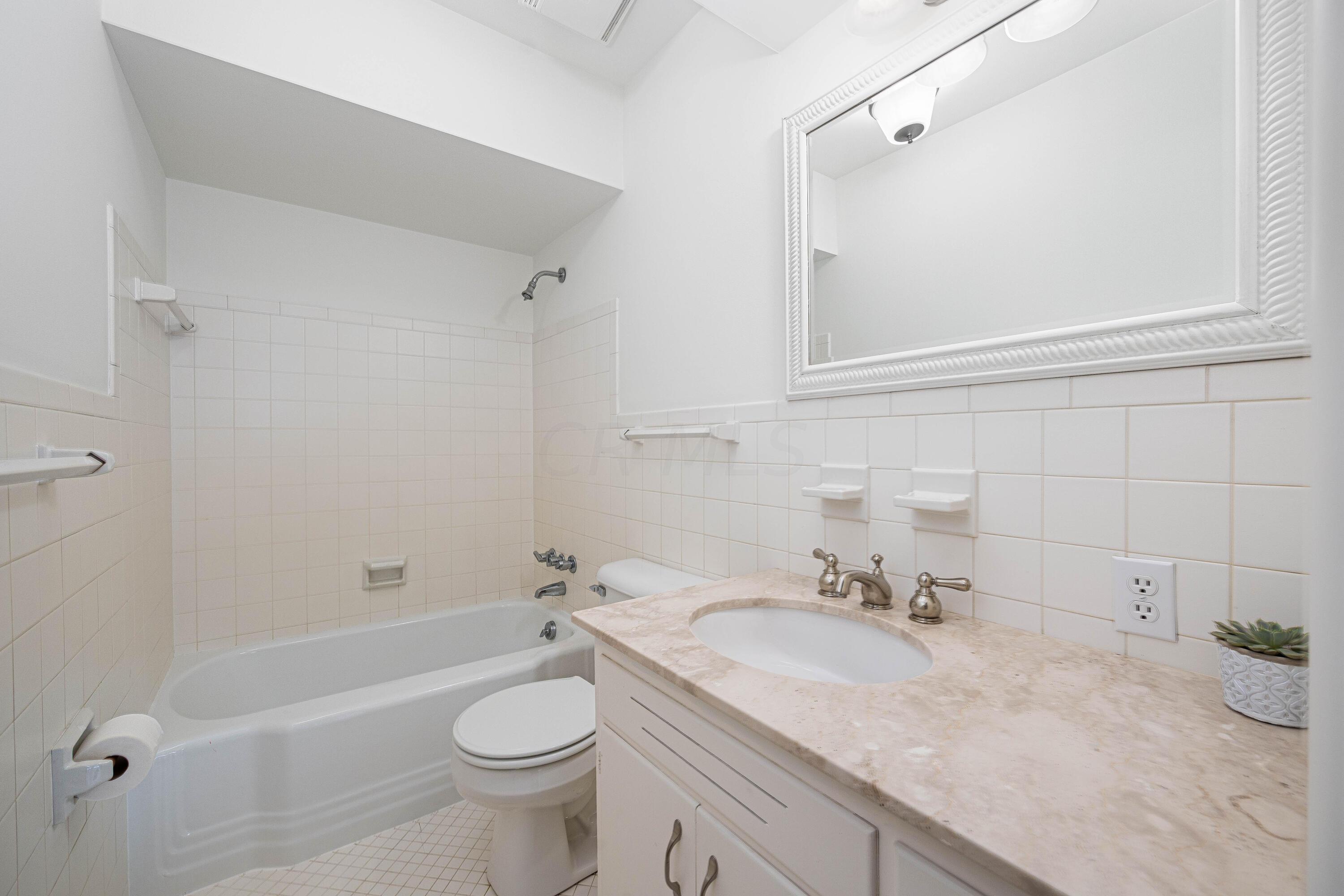 1515 Zollinger Road Columbus, OH 43221 - Photo 24 of 40 Owners Bath