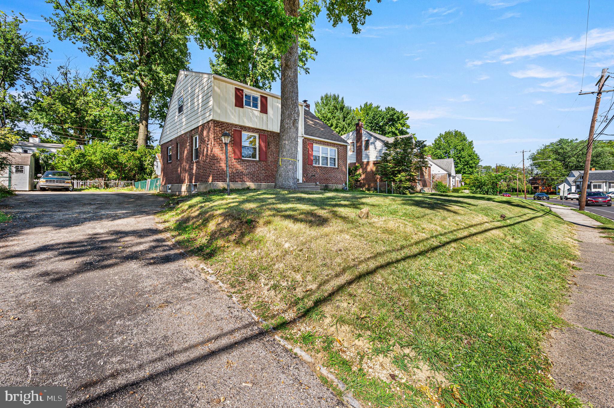 501 West Providence Road Aldan, PA 19018 - Photo 2 of 18 SHARED DRIVEWAY AND FRONT YARD