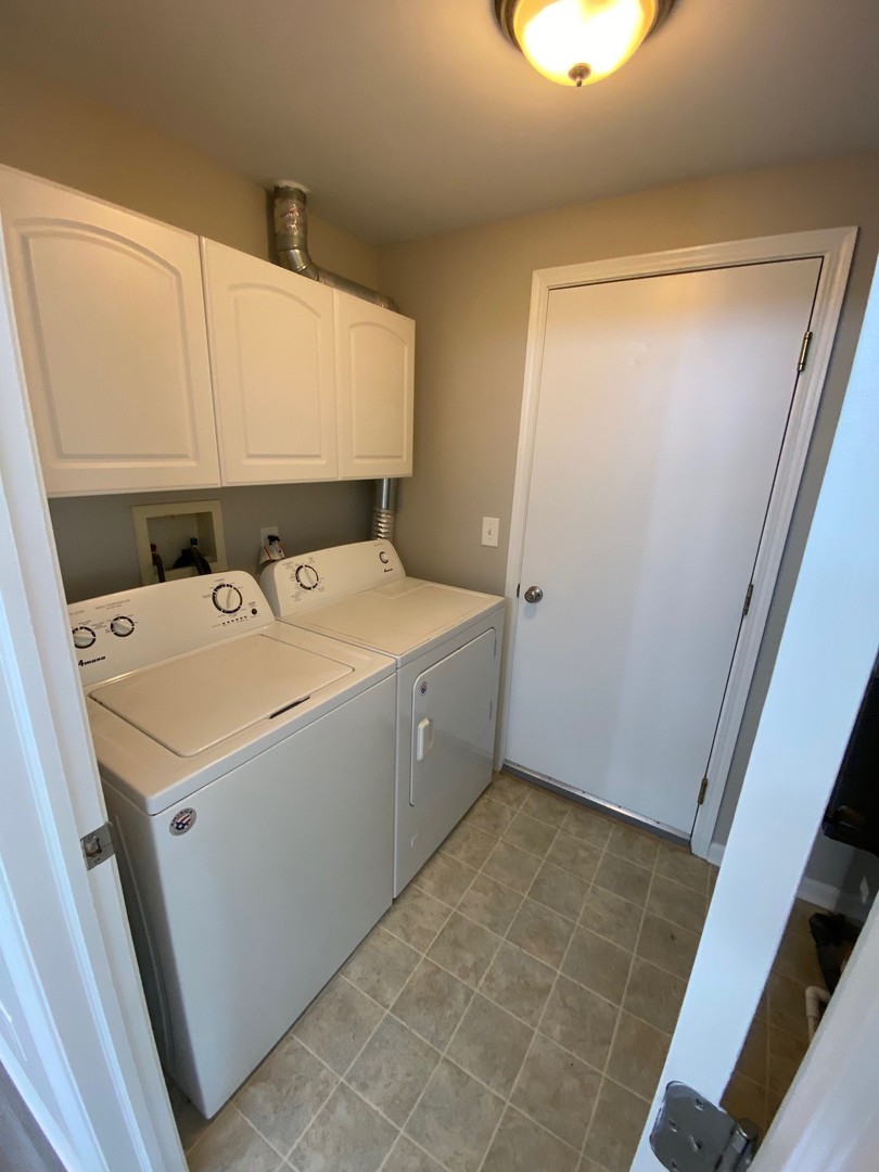 318 Richfield Trail Romeoville, IL 60446 - Photo 6 of 9 a utility room with dryer and washer