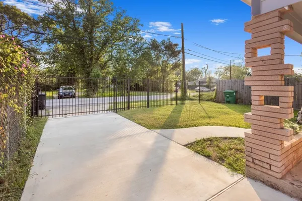 $2,190 | 3234 Berry Street, Houston, TX 77004