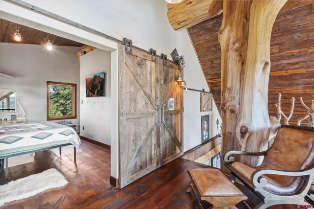 a view of livingroom with furniture