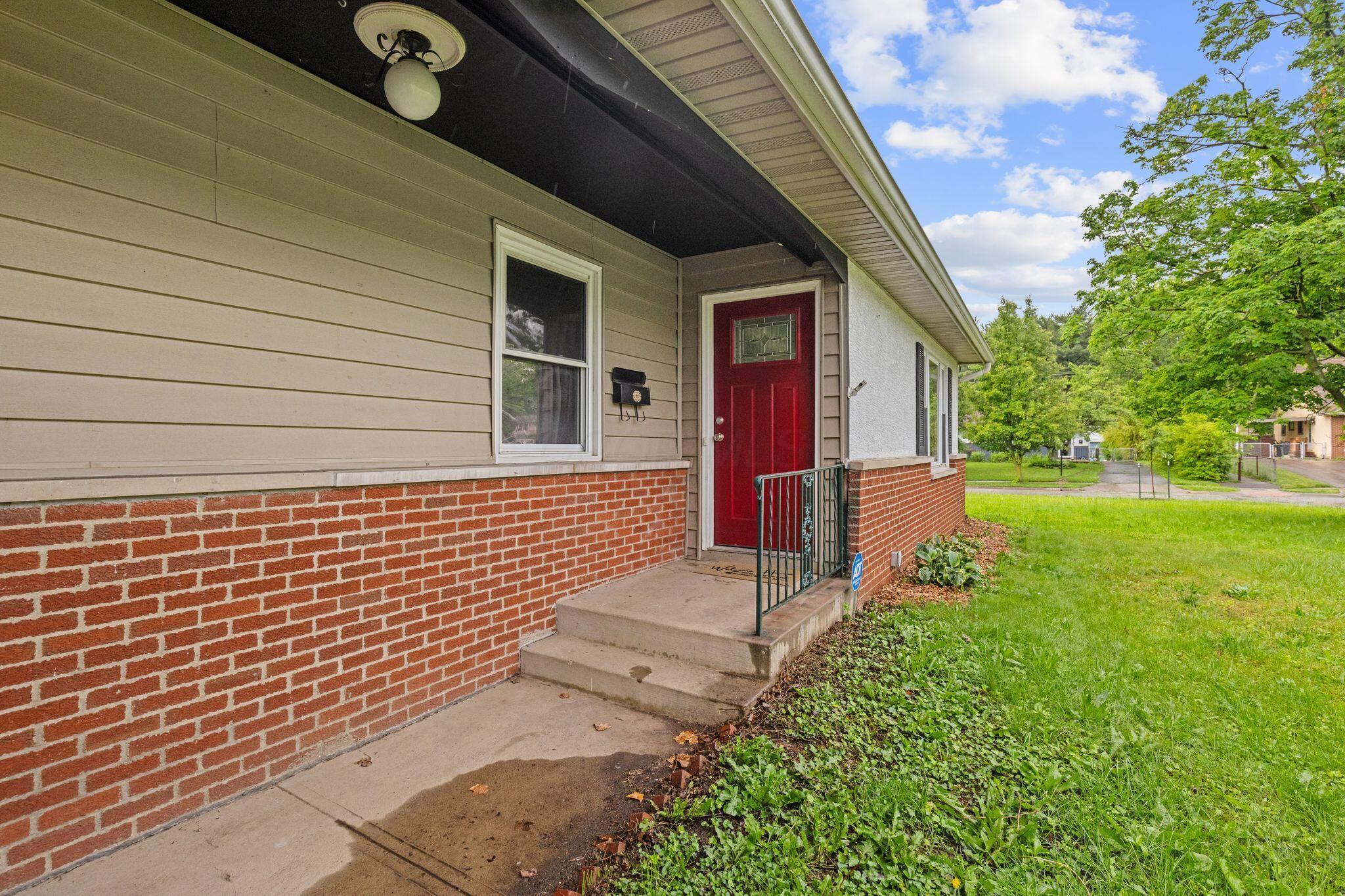 909 Hillery Road Columbus, OH 43229 - Photo 3 of 40 Entrance