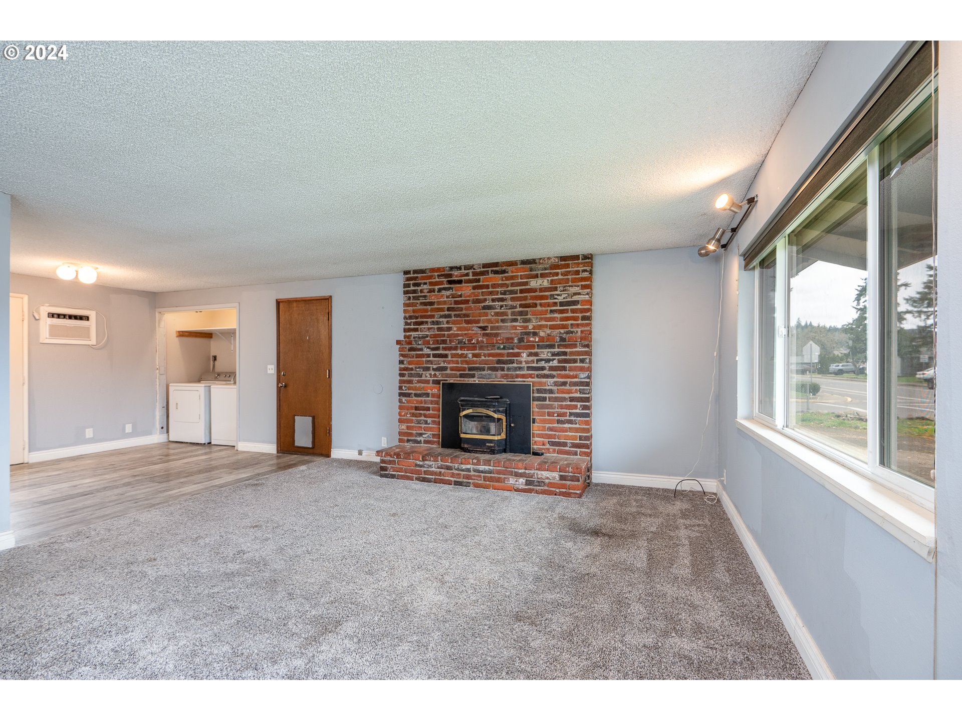 325 South R Street Cottage Grove, OR 97424 - Photo 2 of 31 Gallery Image 2