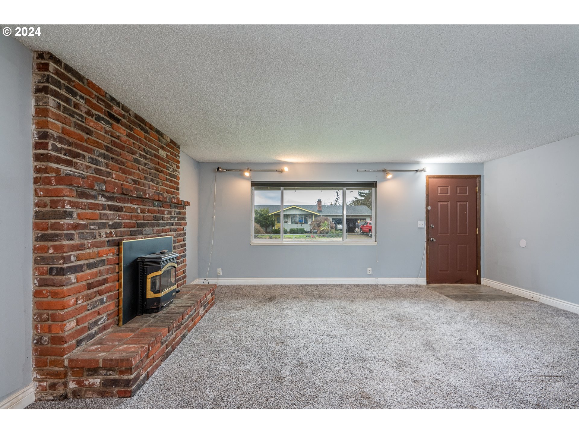 325 South R Street Cottage Grove, OR 97424 - Photo 3 of 31 Gallery Image 3