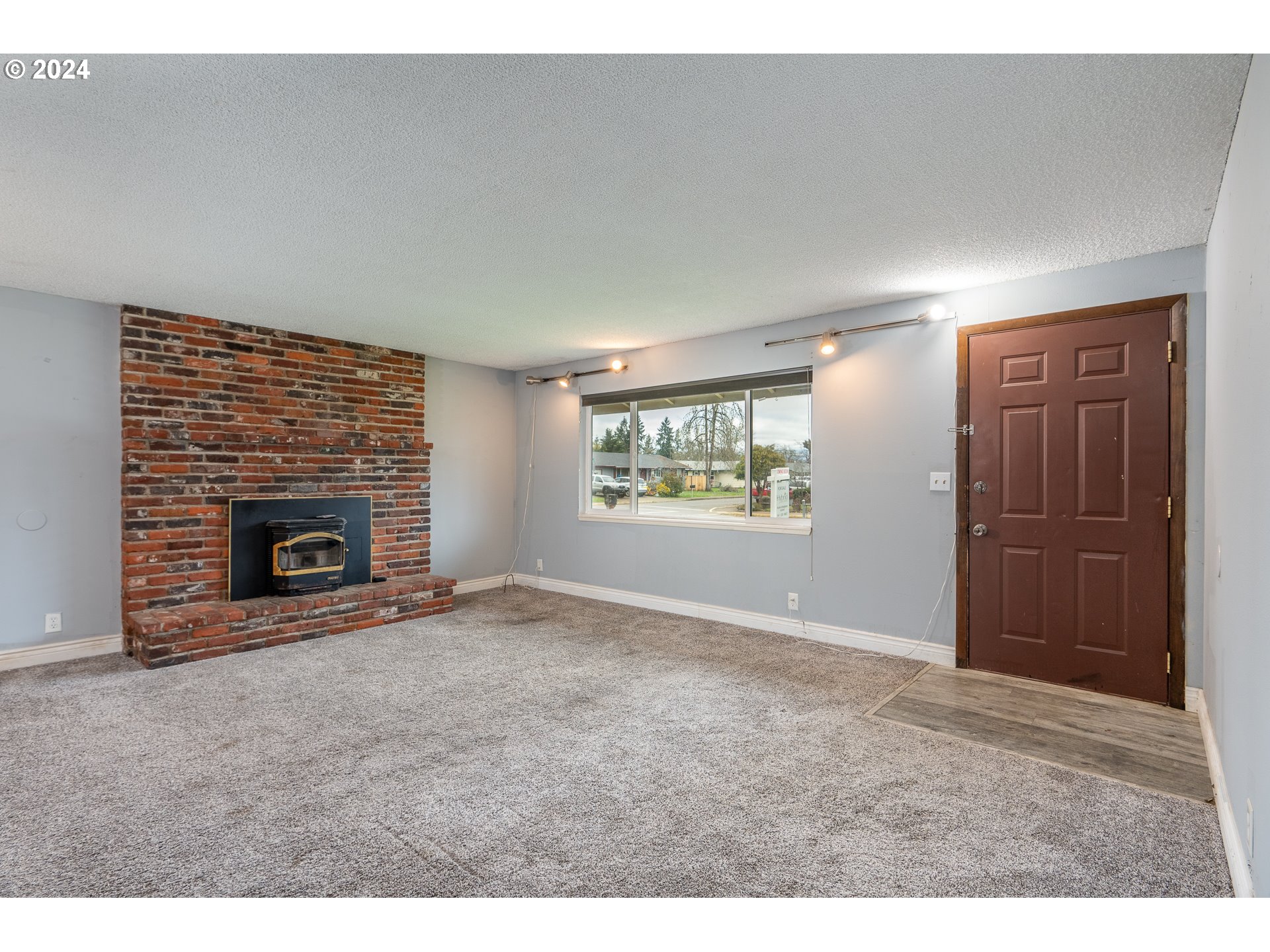 325 South R Street Cottage Grove, OR 97424 - Photo 5 of 31 Gallery Image 5