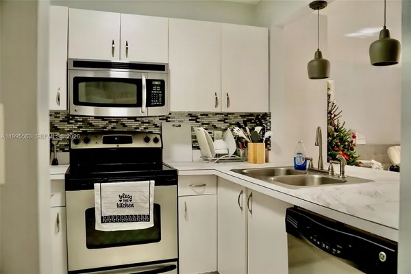 $2,100 | 430 Southeast 7th Street, Unit 201E, Dania Beach, FL 33004