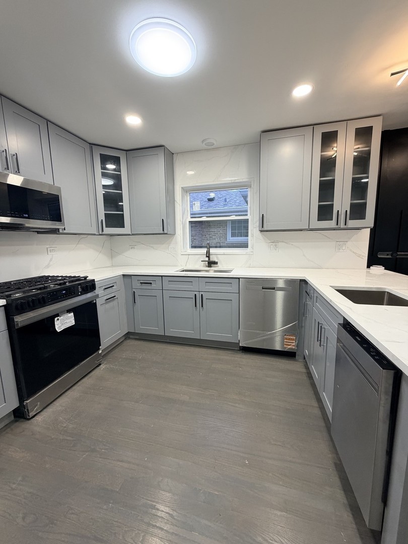 3024 West Fargo Avenue Chicago, IL 60645 - Photo 7 of 39