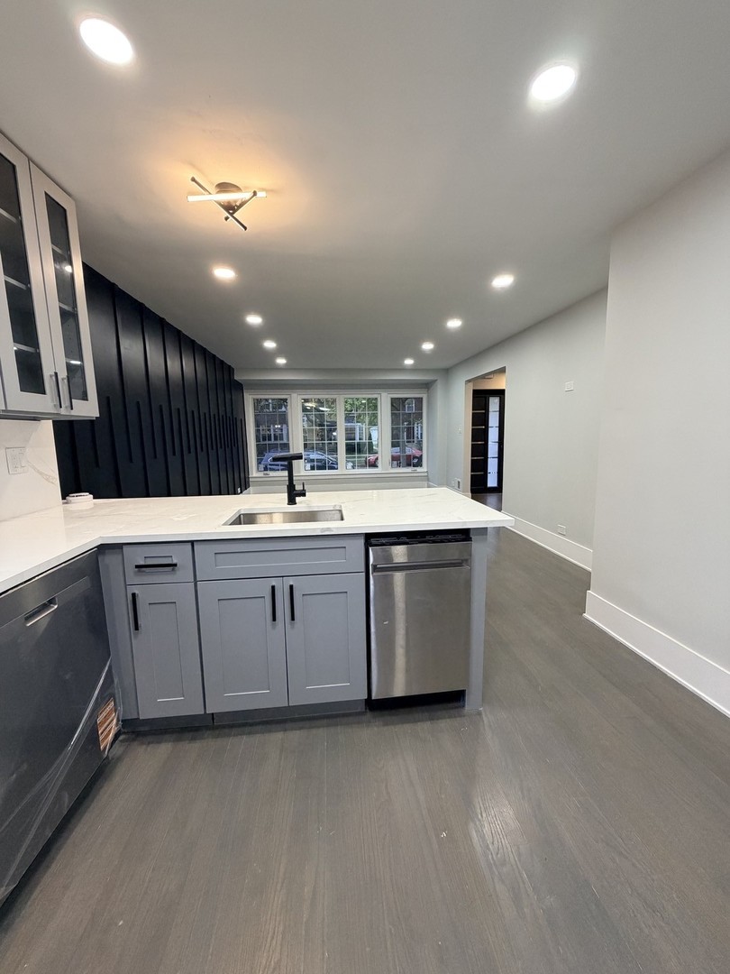 3024 West Fargo Avenue Chicago, IL 60645 - Photo 8 of 39