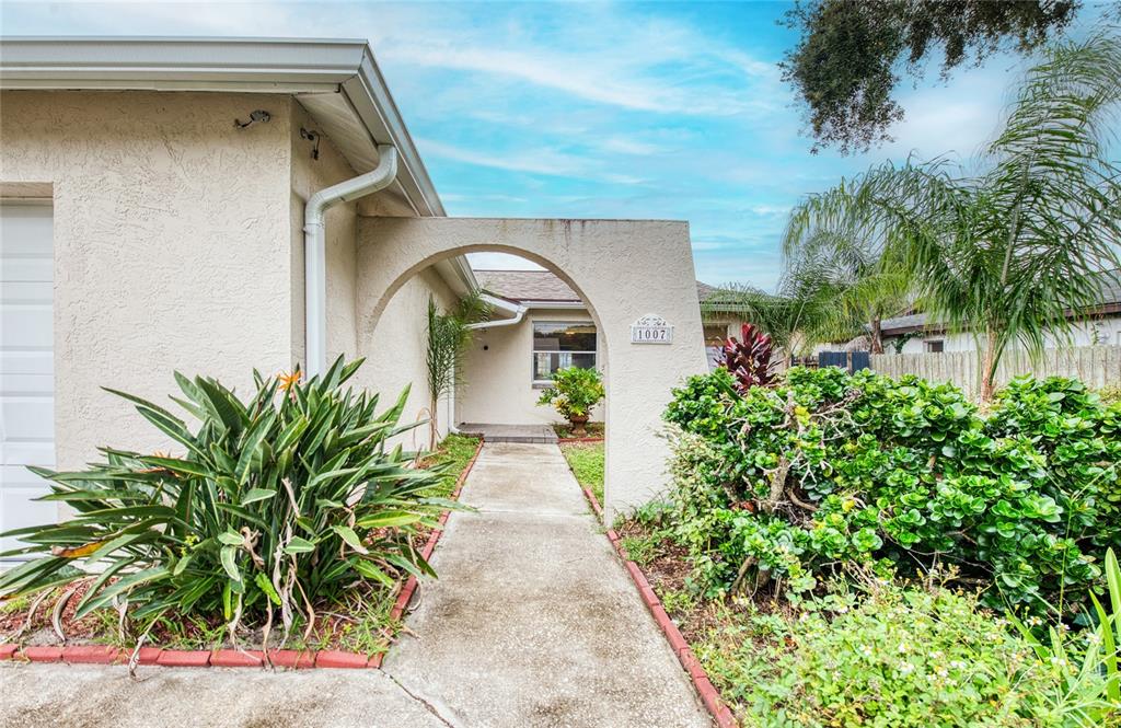 1007 Vineyard Court Dunedin, FL 34698 - Photo 5 of 51