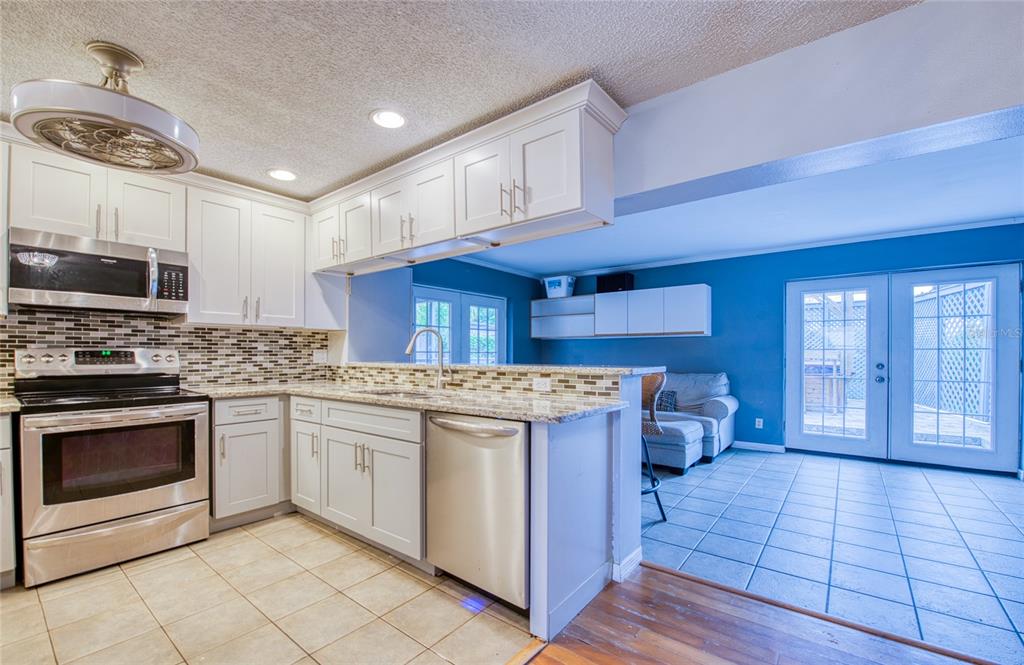 1007 Vineyard Court Dunedin, FL 34698 - Photo 10 of 51