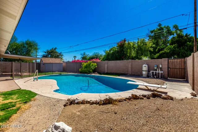 a view of a backyard