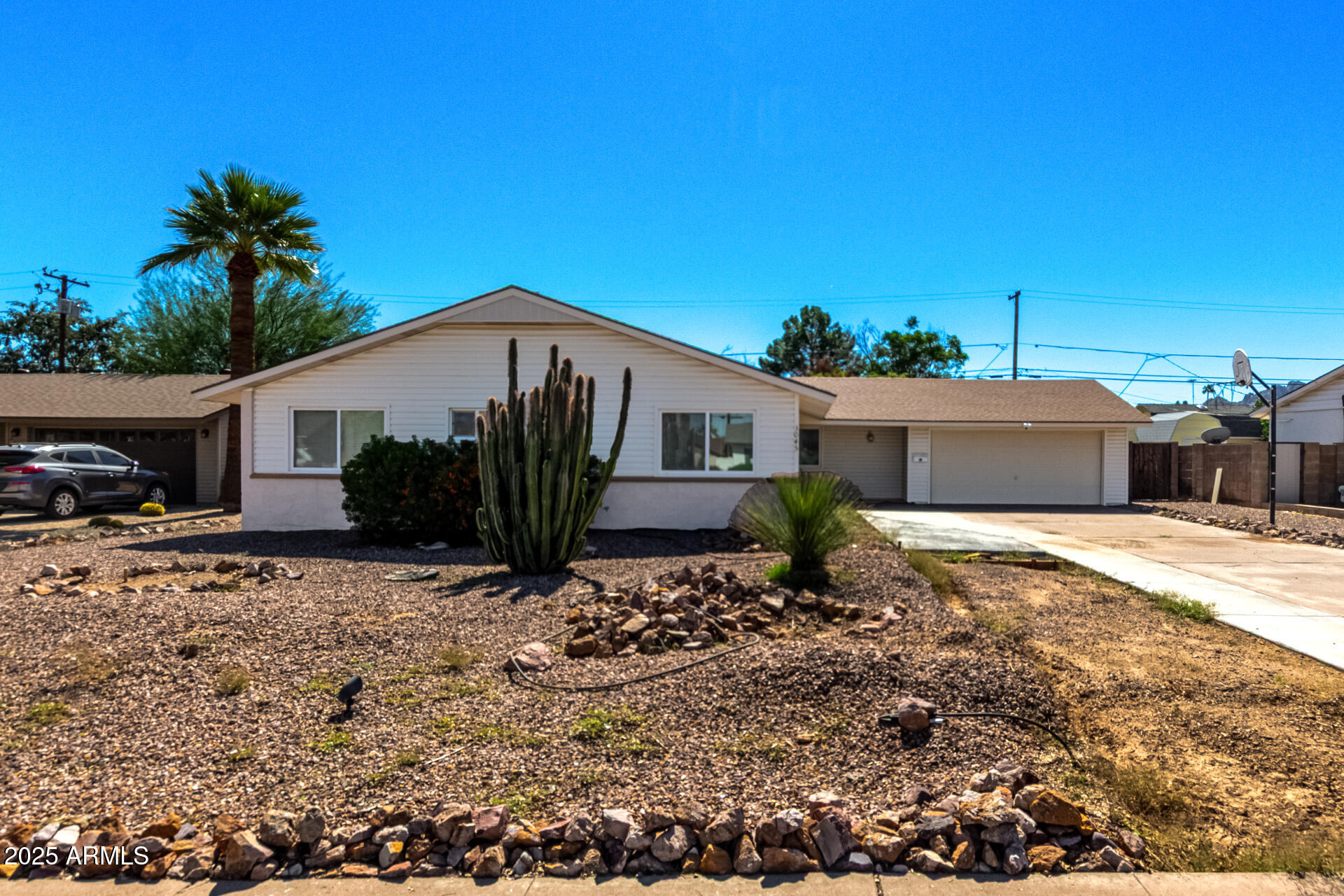3045 East Cholla Street Phoenix, AZ 85028 - Photo 3 of 23 a front view of a house with garden