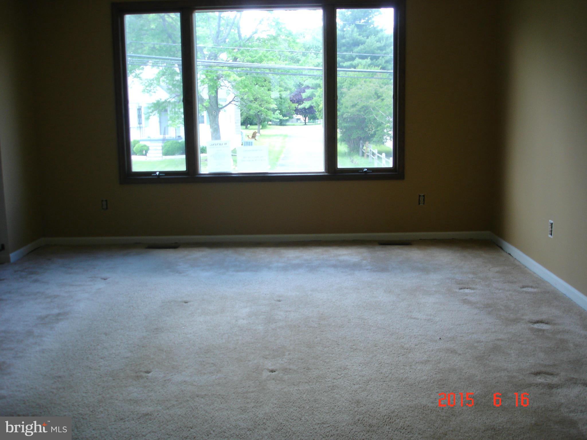 1719 Middleborough Road Baltimore, MD 21221 - Photo 7 of 11 Living Room