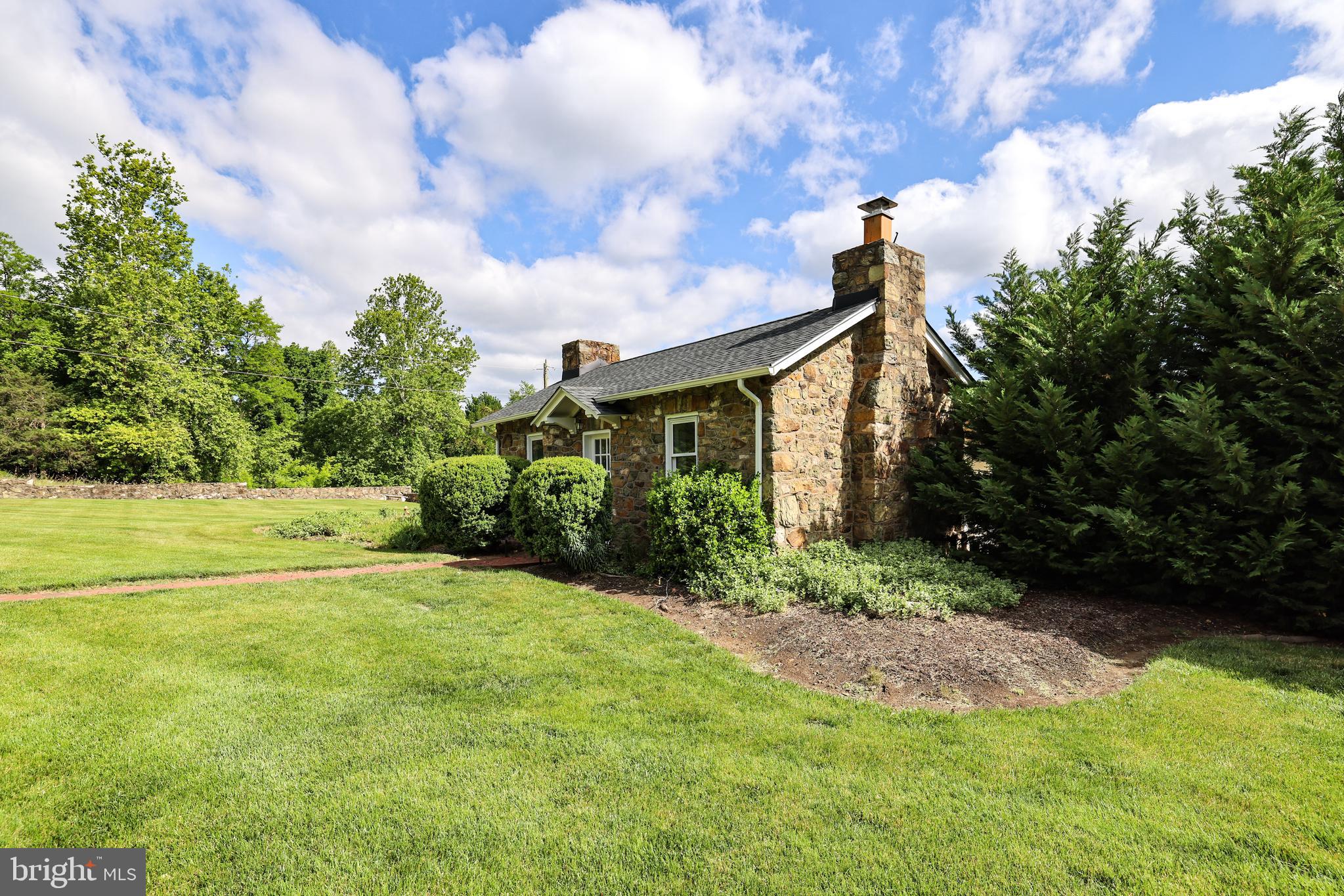 17781 Roxbury Hall Road Leesburg, VA 20175 - Photo 90 of 107 a view of a house with a yard