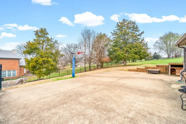 $925,000 | 531 Stonegate Drive, Clarksville, TN 37043