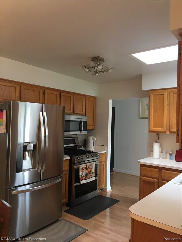45694 Hanford Road Canton, MI 48187 - Photo 4 of 9 hanford kitchen.JPG