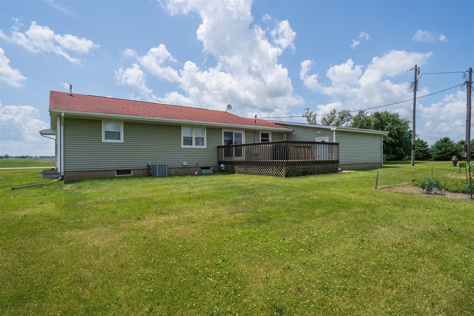 32931 East 1000 N Road Chatsworth, IL 60921 - Photo 42 of 42 a front view of a house with a garden and yard