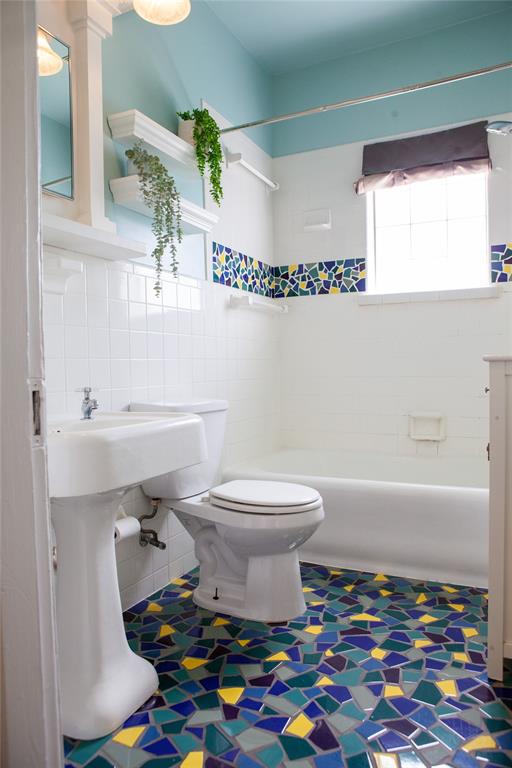 5347 Lewis Street, Unit 5345 Dallas, TX 75206 - Photo 23 of 37 a bathroom with a sink a toilet and bathtub