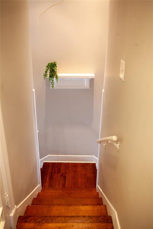 5347 Lewis Street, Unit 5345 Dallas, TX 75206 - Photo 28 of 37 a bathroom with a bathtub